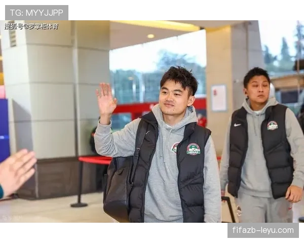 明星球员加盟新东家，转会风波引爆足坛关注，球队竞争力显著提升